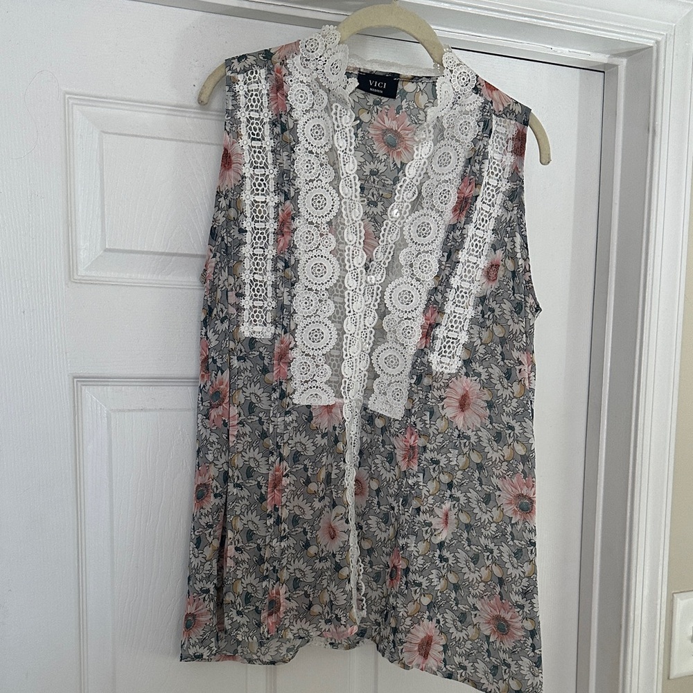 VICI Floral Lace Sleeveless Blouse